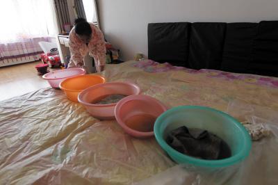 兴国楼上漏水，住户失联，小区没物管，业主维权难！律师来支招……